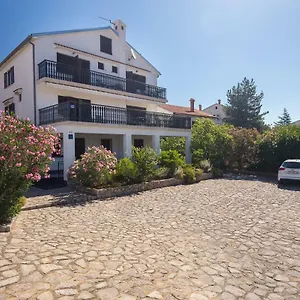 https://rooms-miramare.primorje-gorskikotar.com
